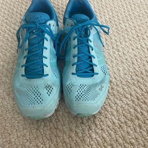 Blue sneaker’s size 6.5